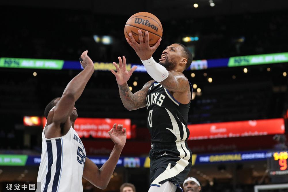 她通过积极 她通过积极