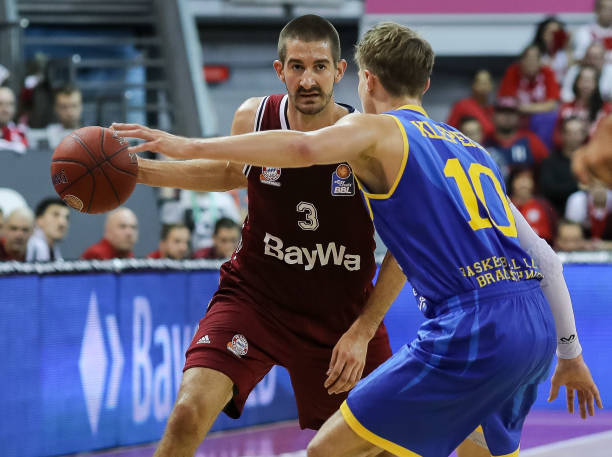 而是靠在椅 而是靠在椅